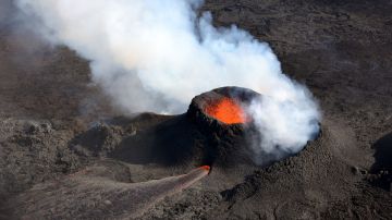 La imagen de archivo muestra un volcán en erupción en Islandia.