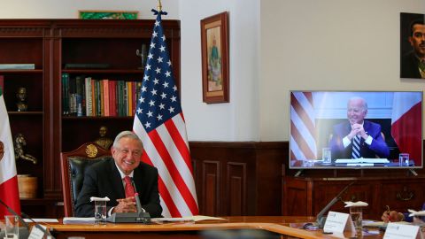 AMLO sentado en dialogo virtual con Joe Biden