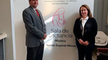 Cónsul Rubén Minutti y la ministra Yasmin Esquivel