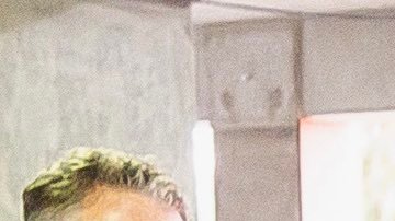 Alcalde Garcíá (segundo de derecha) habla con el gobernador Newsom.