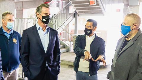 Alcalde Garcíá (segundo de derecha) habla con el gobernador Newsom.
