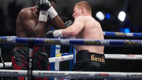 Dillian Whyte (izq.) conquistó el título interino de peso completo del CMB.