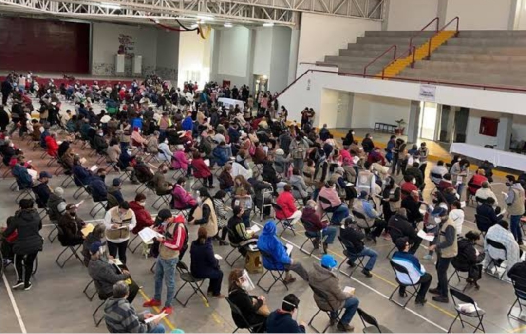 Filas de espera para la vacuna en Ecatepec