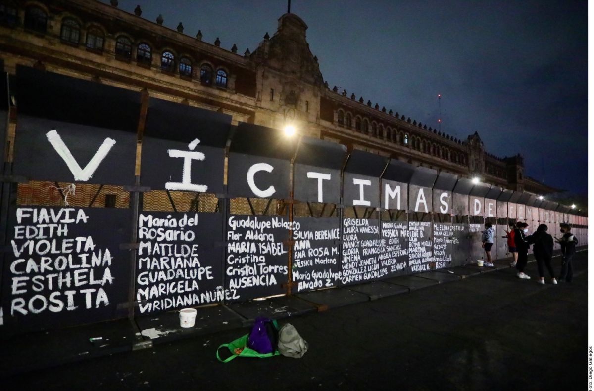 Palacio Nacional con vallas metálicas