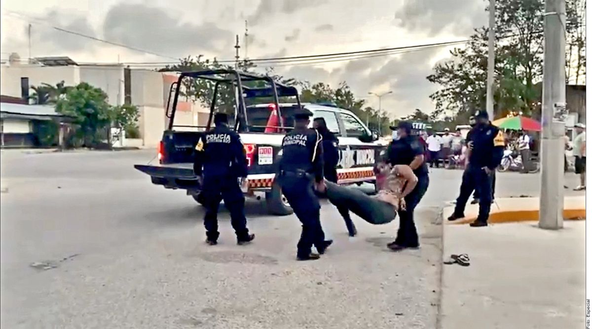 Policías cargan a mujer salvadoreña