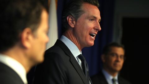 Gavin Newsom y Xavier Becerra