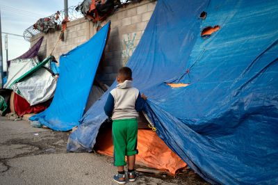 Migrantes centroamericanos malviven sin esperanza en la frontera de