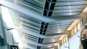 Viajeros formados esperando abordaje