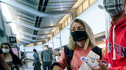 Viajeros formados esperando abordaje