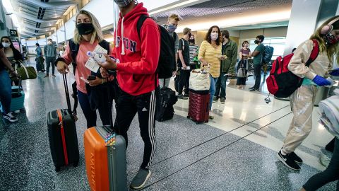 Viajeros formados esperando abordaje