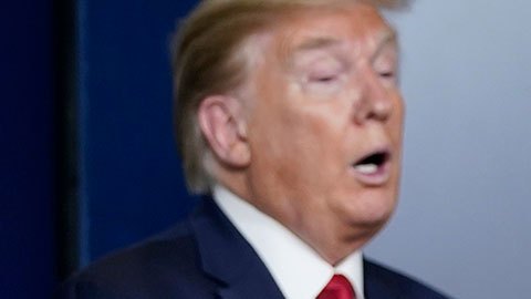 Anthony Fauci y Donald Trump en conferencia de prensa