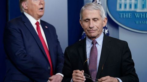 Anthony Fauci y Donald Trump en conferencia de prensa