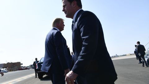 El gobernador Doug Ducey  relajó aún más las restricciones en Arizona.