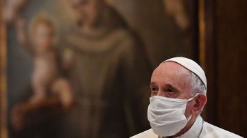 Papa Francisco con cubrebocas