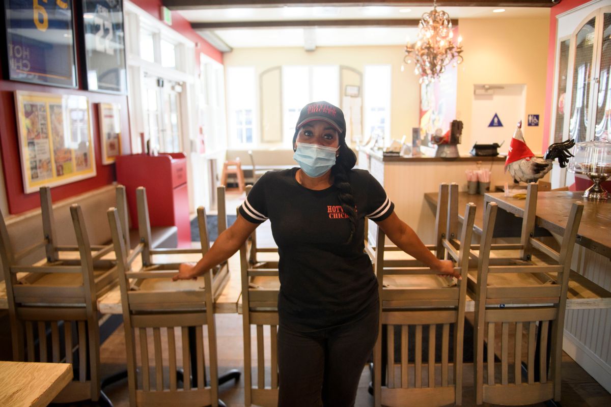 Muy pronto habrá que mostrar comprobantes de vacunación para comer dentro de los restaurantes. (Getty Images)