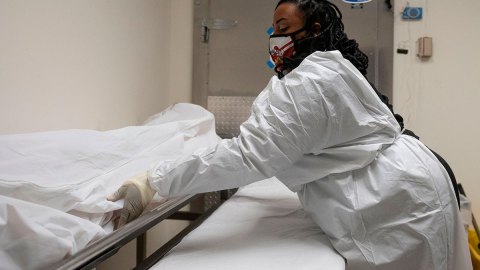 Mujer prepara muerto por COVID-19