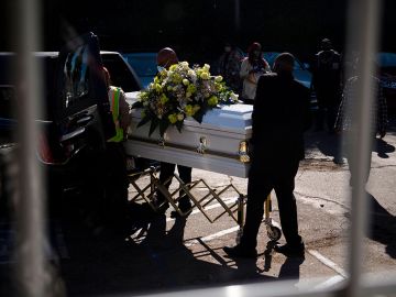 Suben ataud a carroza funeraria