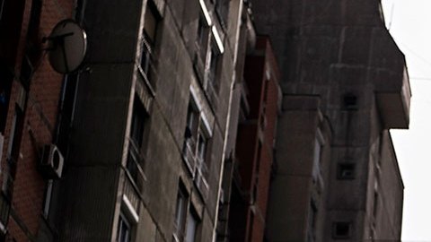 Mujero con cubrebocas y bandera a media asta