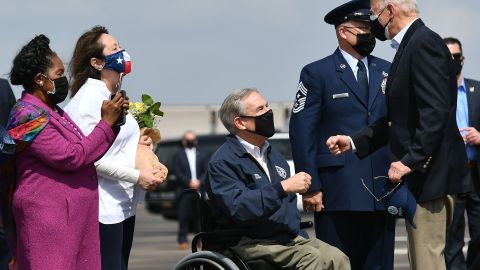 Greg Abbott y Joe Biden se encontraron apenas el 26 de febrero en Houston.