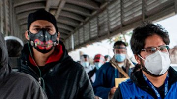 Niños y personas cruzando la frontera con Estados Unidos