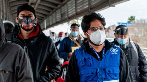 Niños y personas cruzando la frontera con Estados Unidos