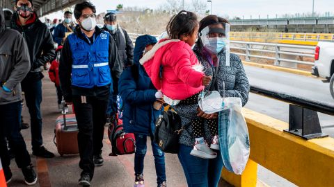 Niños y personas cruzando la frontera con Estados Unidos