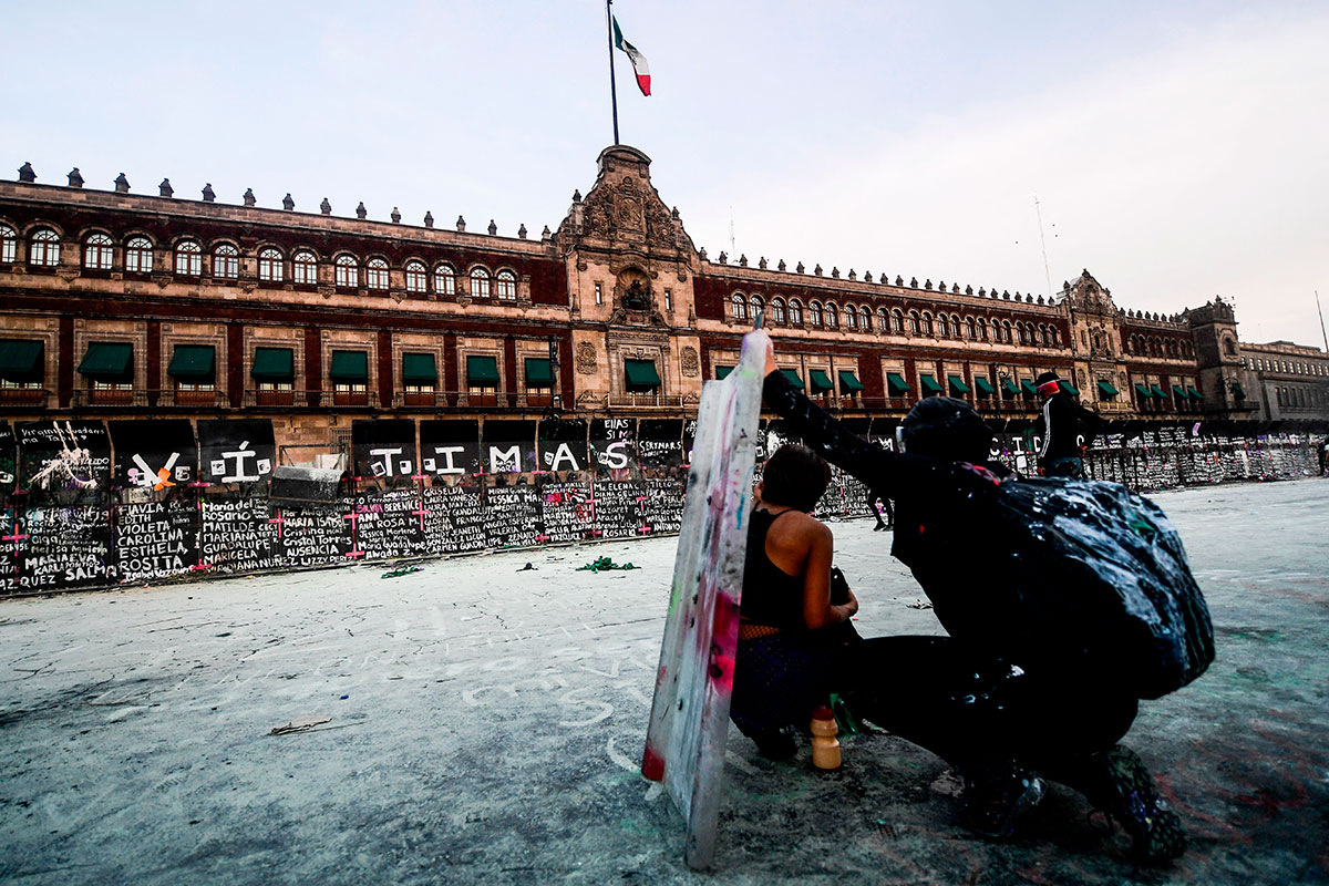 Muro metálico que se utilizó para proteger Palacio Nacional, en la Ciudad de México,  fue retirado durante la madrugada.