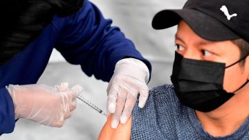 Hombre recibe vacuna contra COVID-19