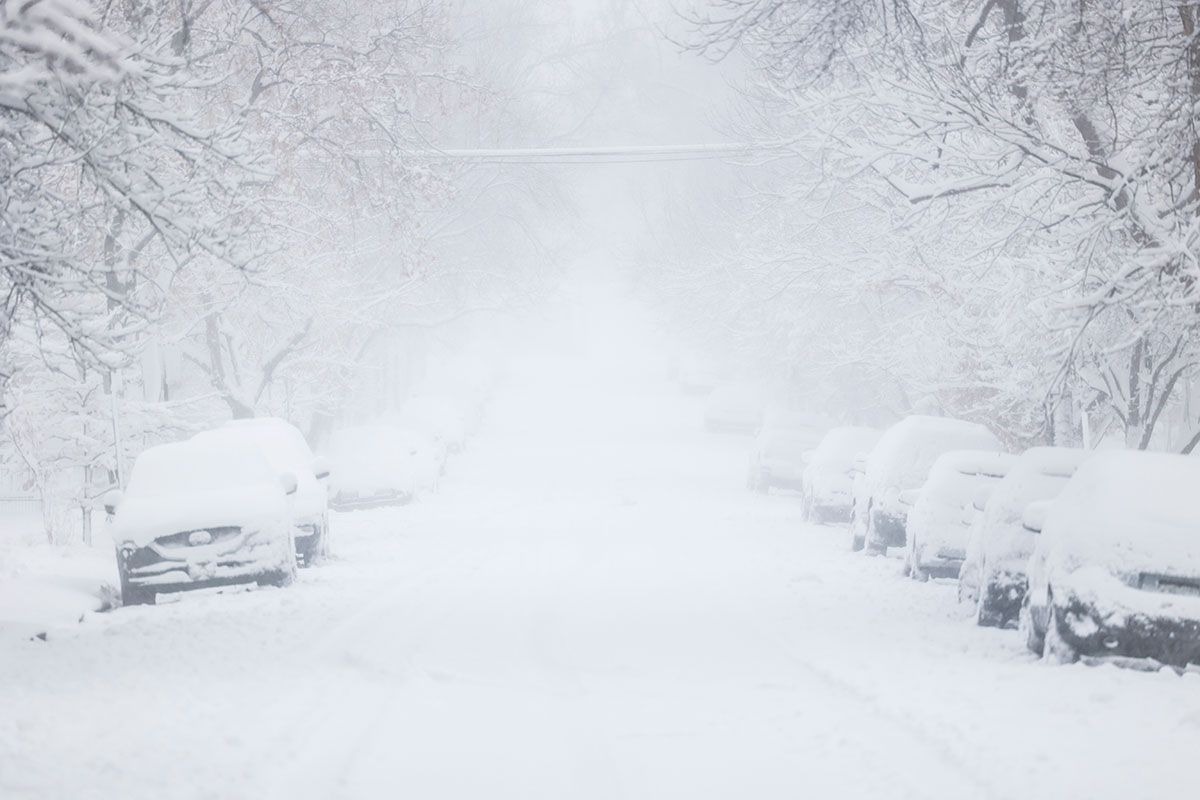 Tormenta de nieve impacta las calles de Denver