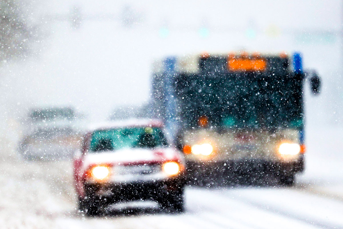 Automóviles y un autobús atraviesan la nieve