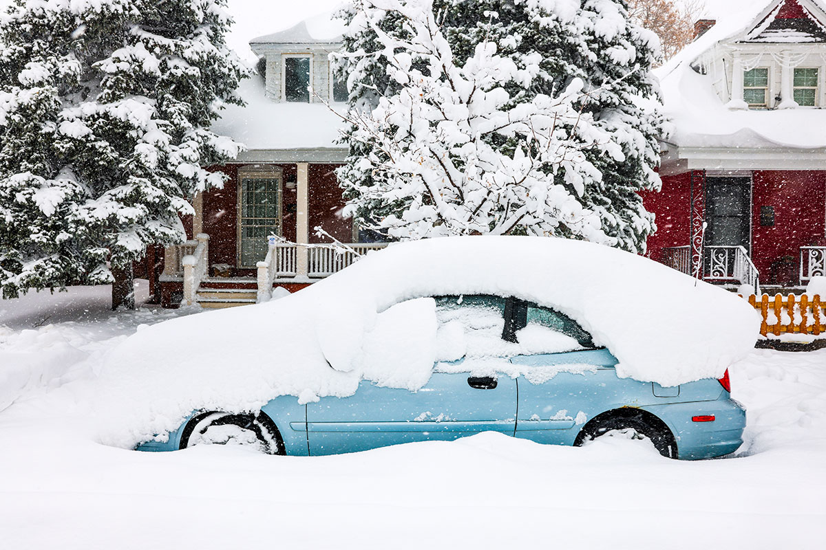 Auto bajo la nieve