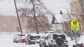 Hombre retira nieve de auto
