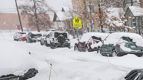 Hombre retira nieve de auto