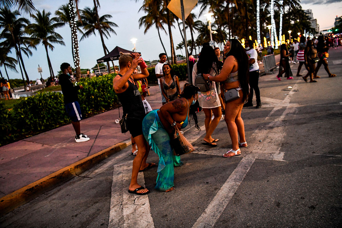 Turistas caminando por Miami Beach