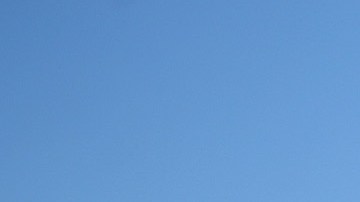 Centro de vacunación instalado al aire libre.