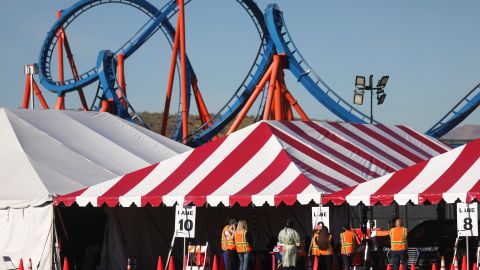 Algunos parques temáticos se han estado usando como centros de vacunación en California.