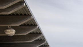 Familias inmigrantes entran en EE.UU. tras presentar sus casos de asilo.