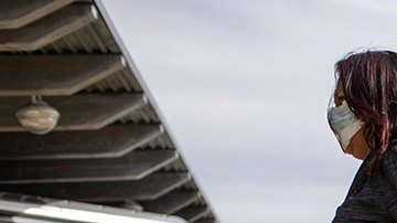 Familias inmigrantes entran en EE.UU. tras presentar sus casos de asilo.