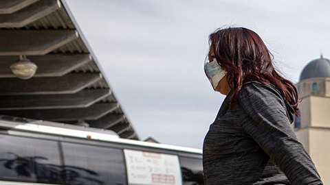 Familias inmigrantes entran en EE.UU. tras presentar sus casos de asilo.