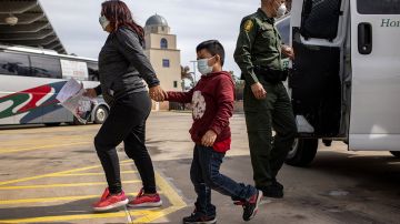 Familias inmigrantes entran en EE.UU. tras presentar sus casos de asilo.