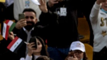 Papa Francisco saluda a multitud en estadio en Irak.