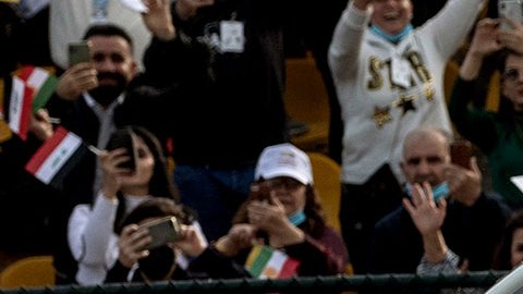 Papa Francisco saluda a multitud en estadio en Irak.