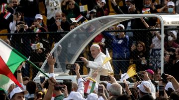Papa Francisco saluda a multitud en estadio en Irak.