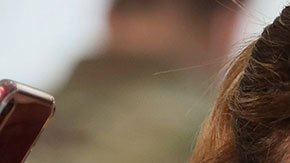 Mujer aplica vacuna en Florida