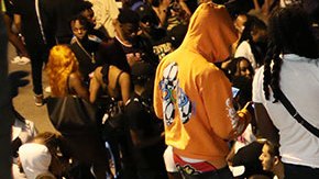 Jóvenes subiéndose a un vahículo en Miami Beach