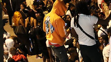 Jóvenes subiéndose a un vahículo en Miami Beach