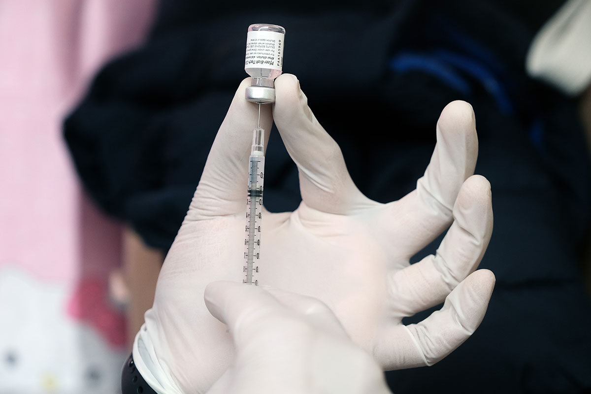 Una sola dosis de vacunas de Pfizer y Moderna contra COVID-19 es efectiva en un 80%, según CDC