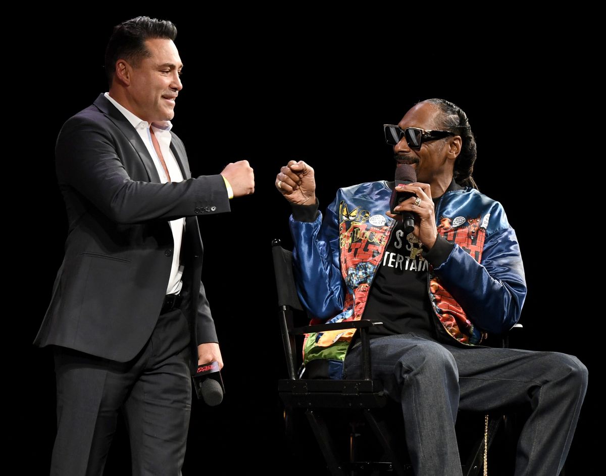 A Óscar de la Hoya se le descompone el micrófono al anunciar su regreso al ring para julio