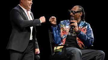 Óscar de la Hoya con Snoop Dogg tras anunciar su regreso al ring.
