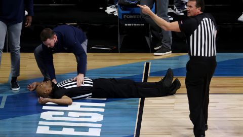 El réferi Bert Smith en el suelo tras sufrir un escalofriante colapso.